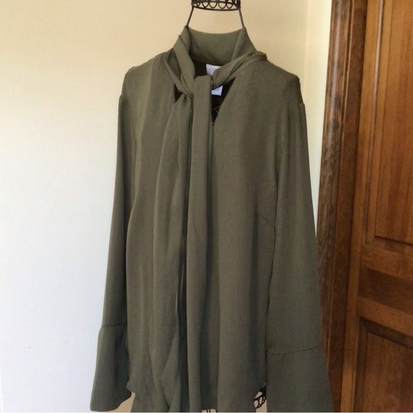 Carmen Marc Valvo Green Tie neck shirt, Large, New - Picture 4 of 9